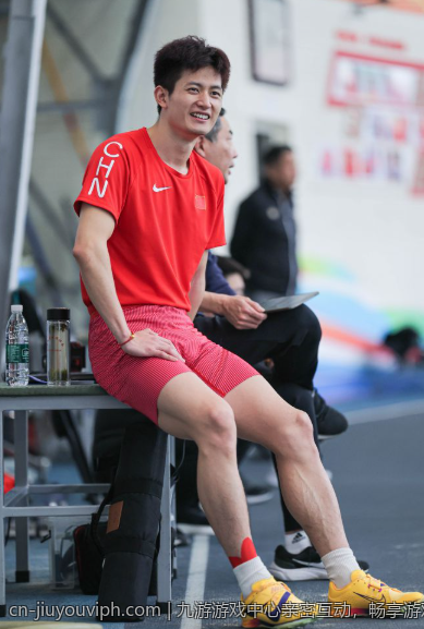 九游游戏中心亲密互动，畅享游戏乐趣